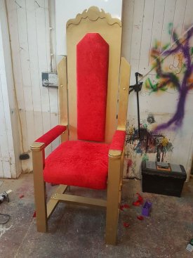 Red &#038; Gold Throne